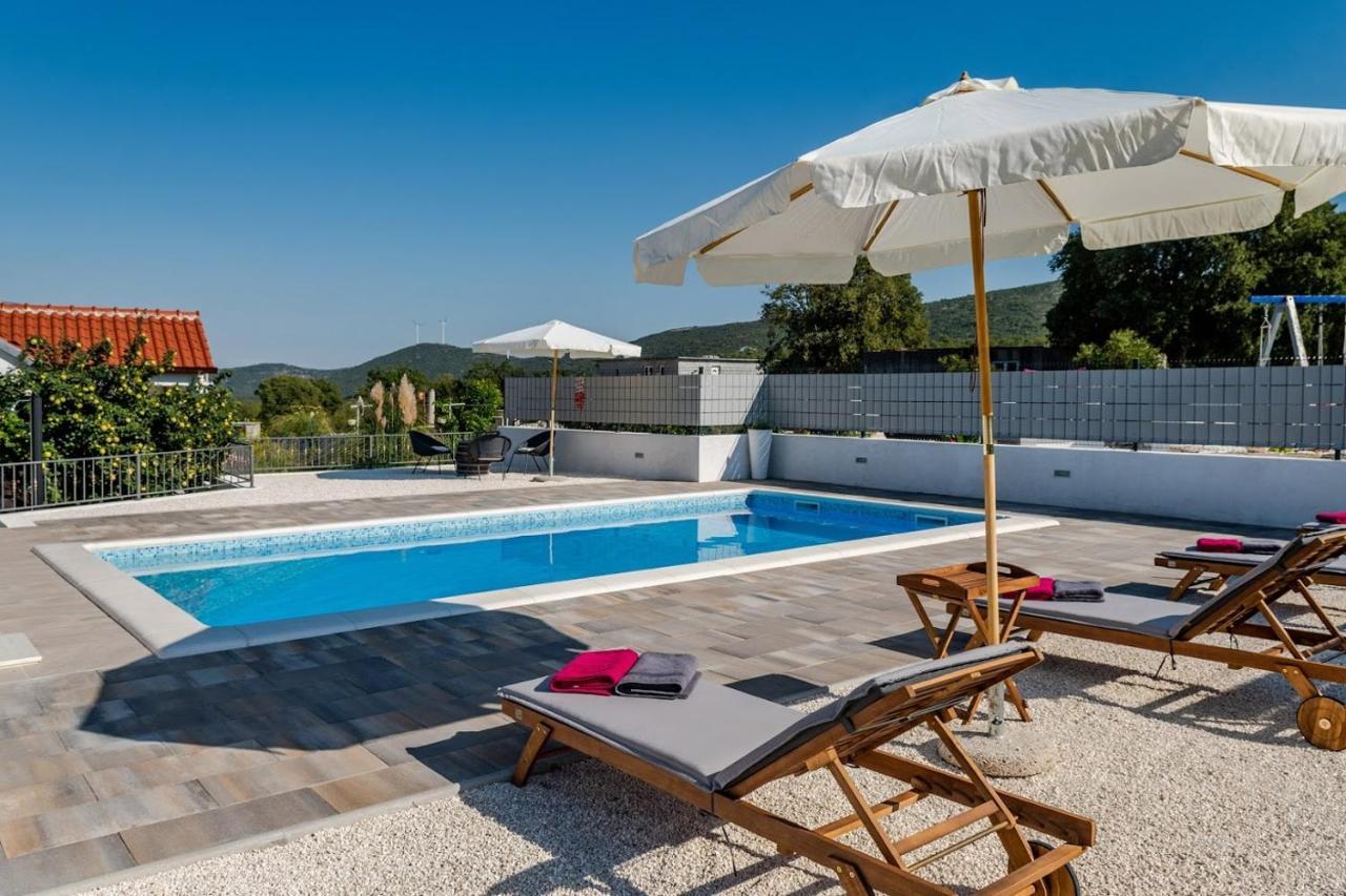 فيلا House Camellia With Fenced Pool And Playground Blizna Donja المظهر الخارجي الصورة