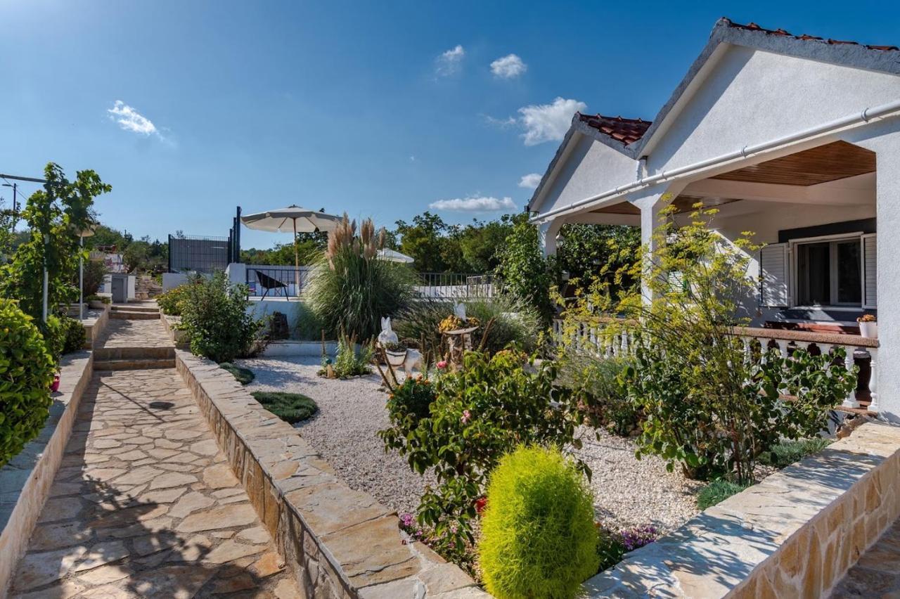 فيلا House Camellia With Fenced Pool And Playground Blizna Donja المظهر الخارجي الصورة