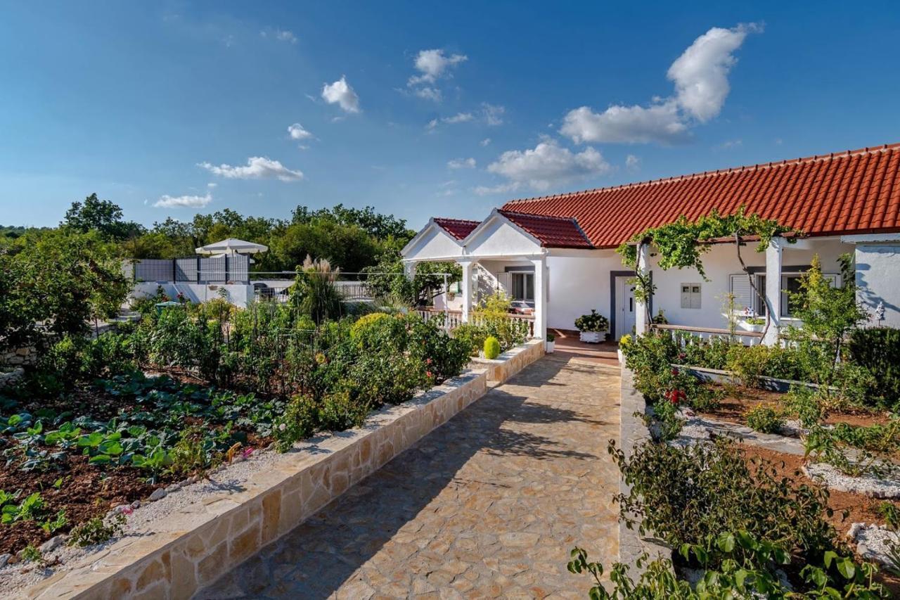 فيلا House Camellia With Fenced Pool And Playground Blizna Donja المظهر الخارجي الصورة