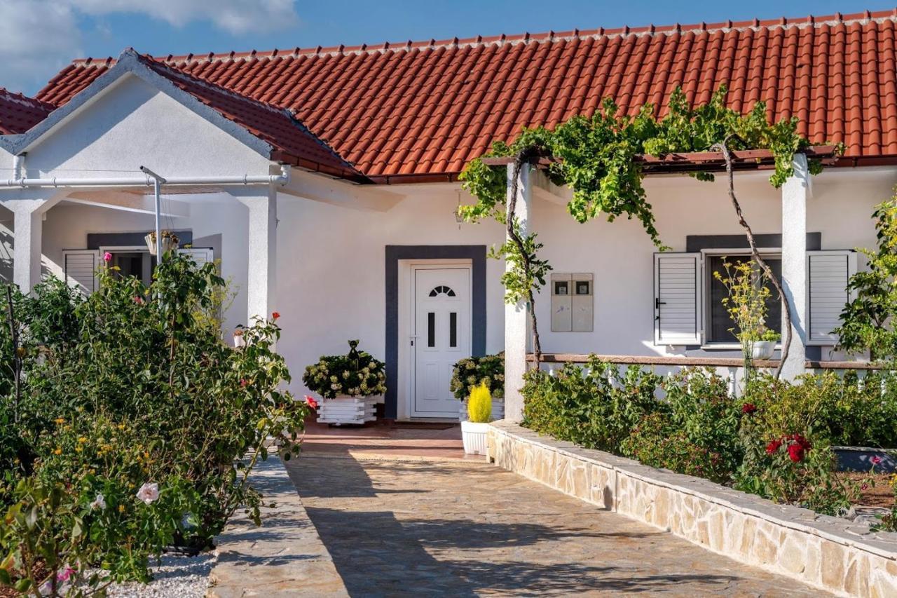 فيلا House Camellia With Fenced Pool And Playground Blizna Donja المظهر الخارجي الصورة