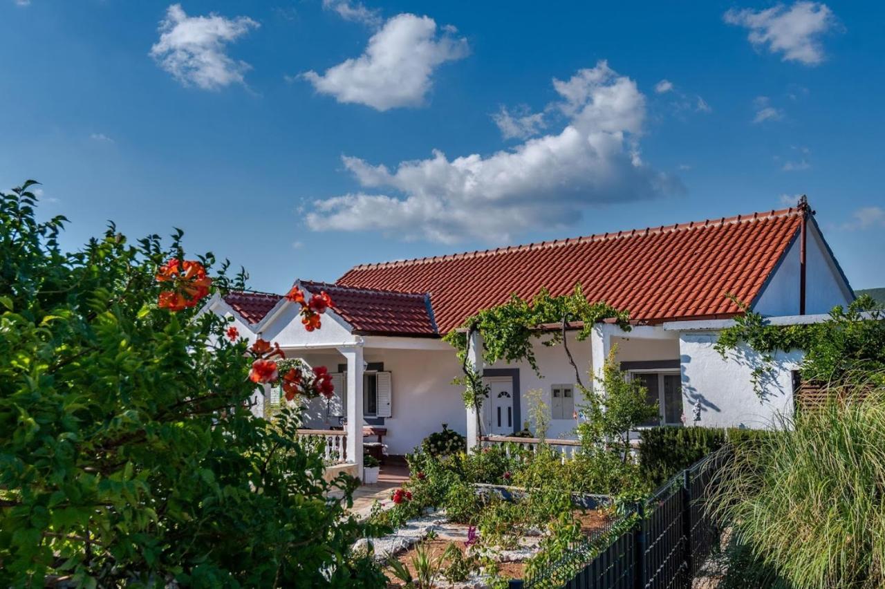 فيلا House Camellia With Fenced Pool And Playground Blizna Donja المظهر الخارجي الصورة